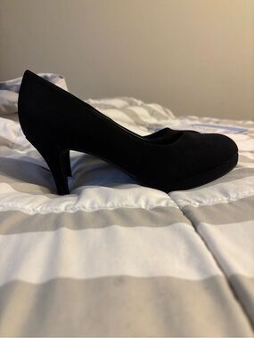 Manhattan Collection 2” Black Heels
